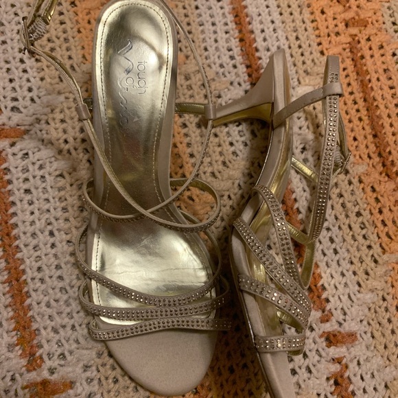 Tan and gold one inch heels - Picture 3 of 4